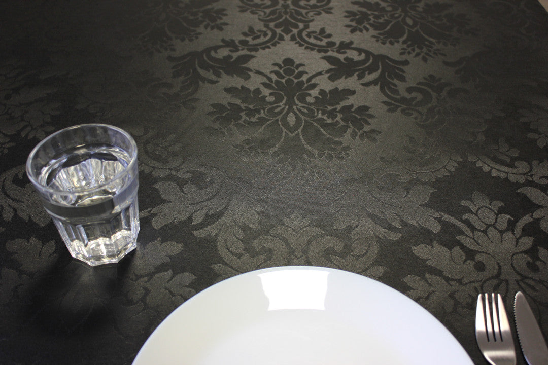 Versailles Black akryldug med smukke jacquardvaevet humleornamenter, 180 cm