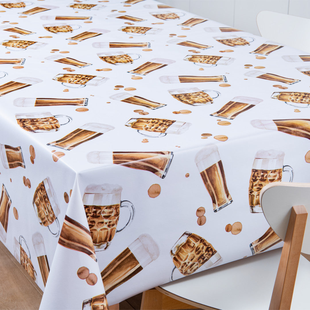 Så er der skænket op - Voksdug med fyldte ølglas