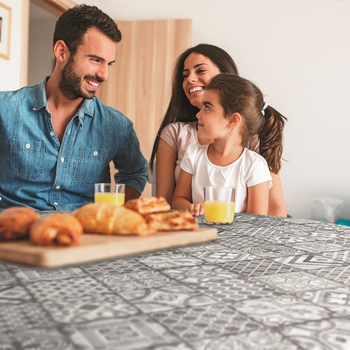 LÆNGDE: 2,8 m - Visbi voksdug med kakler i grå nuancer