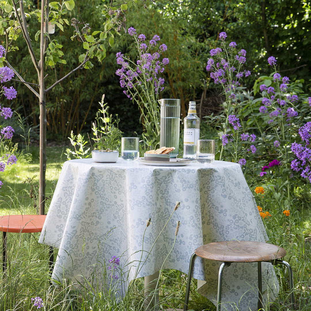 Wallflower Ice Grey - Lola voksdug med blomster ranker i grå nuancer