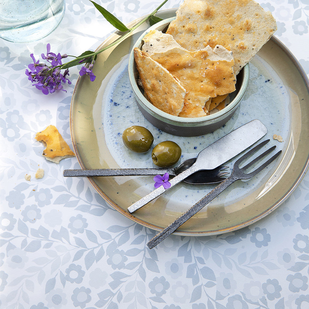 Wallflower Ice Grey - Lola voksdug med blomster ranker i grå nuancer