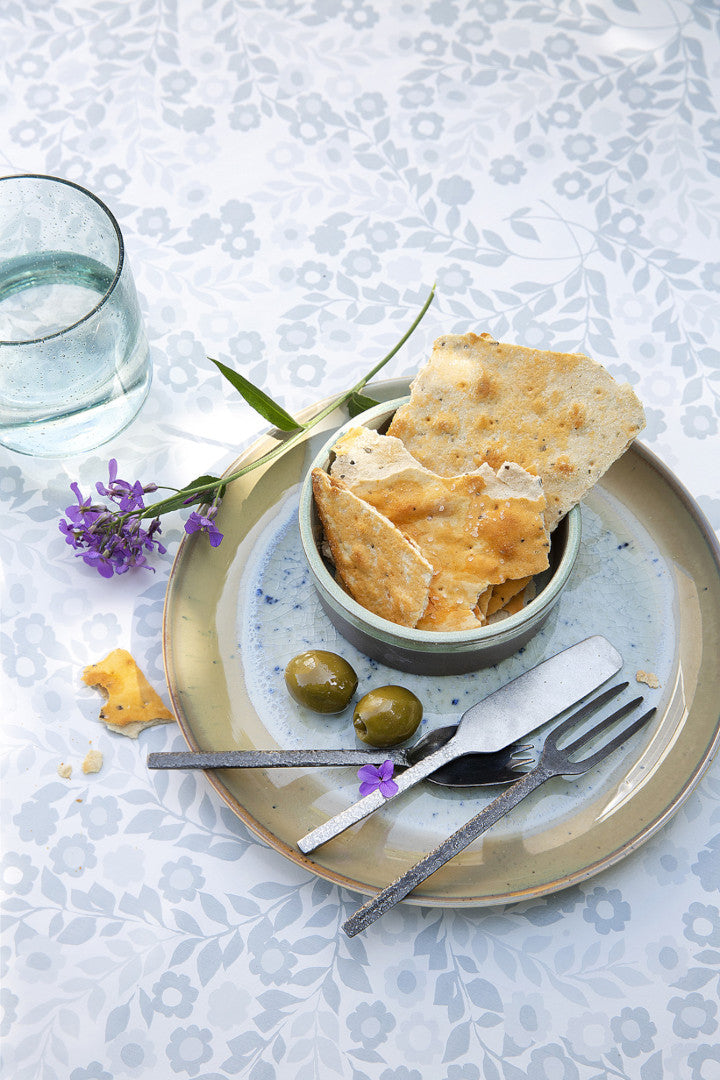 Wallflower Ice Grey - Lola voksdug med blomster ranker i grå nuancer