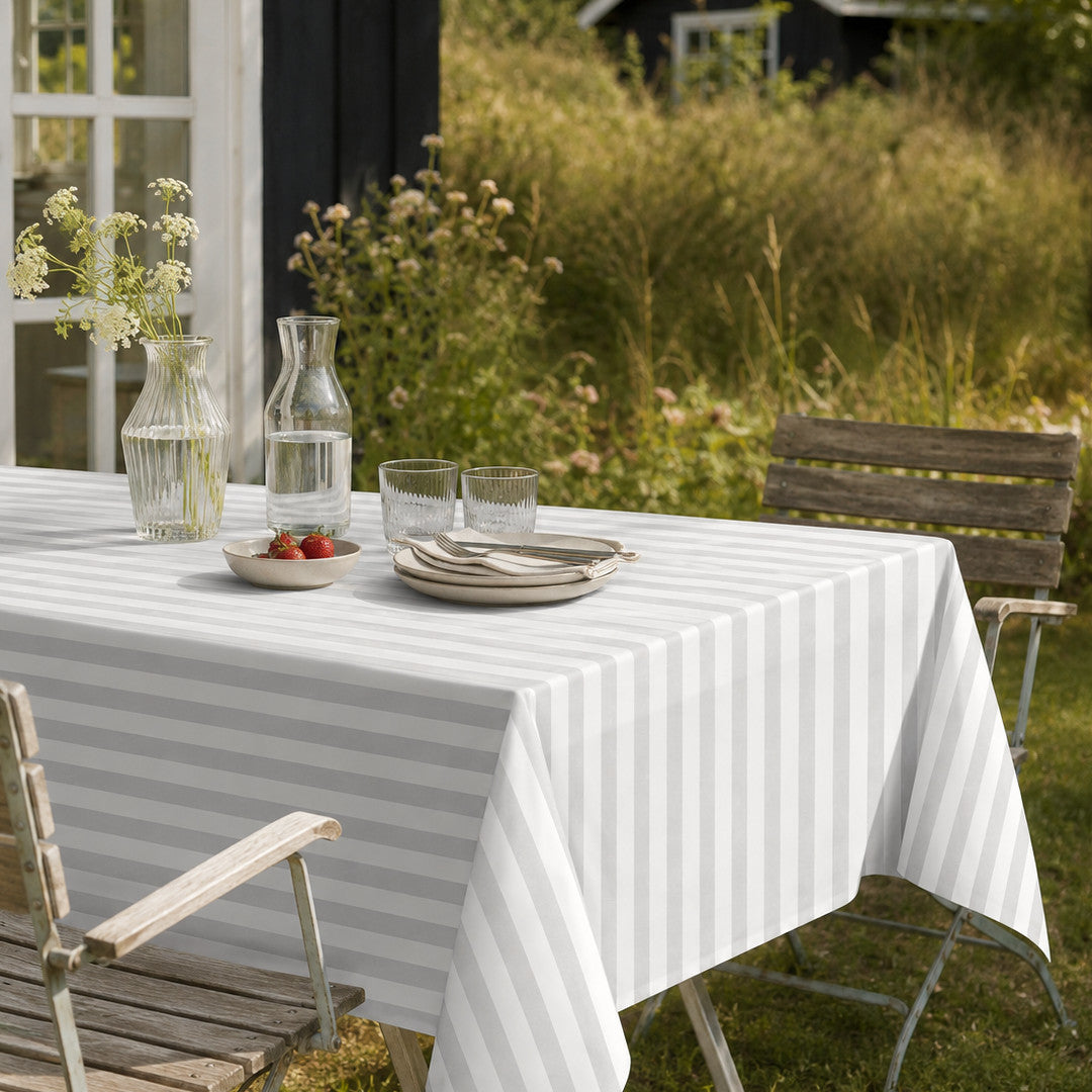 Aria Grå/hvid - Stilren voksdug med striber i hørlook, sommerhusmiljø