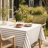 Aria Taupe/offwhite - Voksdug med striber i hørlook, sommerhusmiljø