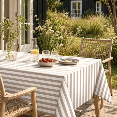 Aria Taupe/offwhite - Voksdug med striber i hørlook, sommerhusmiljø