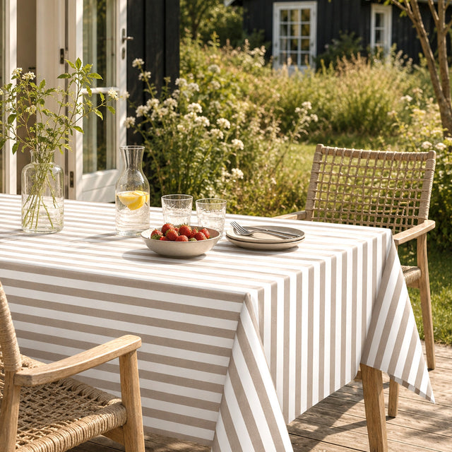 Aria Taupe/offwhite - Voksdug med striber i hørlook, sommerhusmiljø