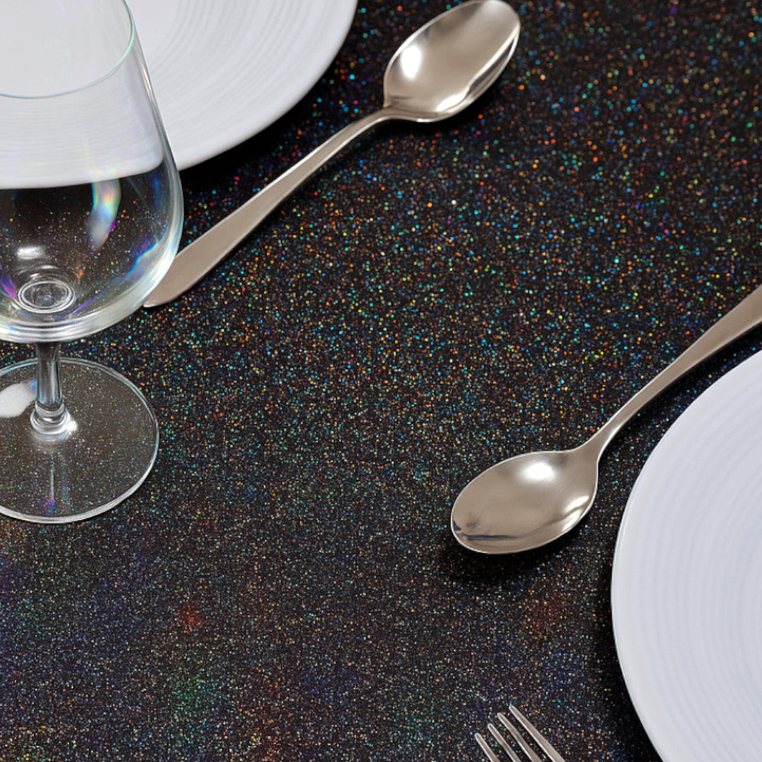 Black Rainbow – Sort voksdug med glimmereffekt, nærbillede