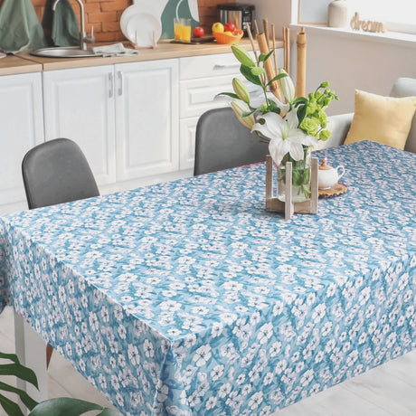 Blomsterflor Blå – Let præget voksdug med hvide blomster, miljø