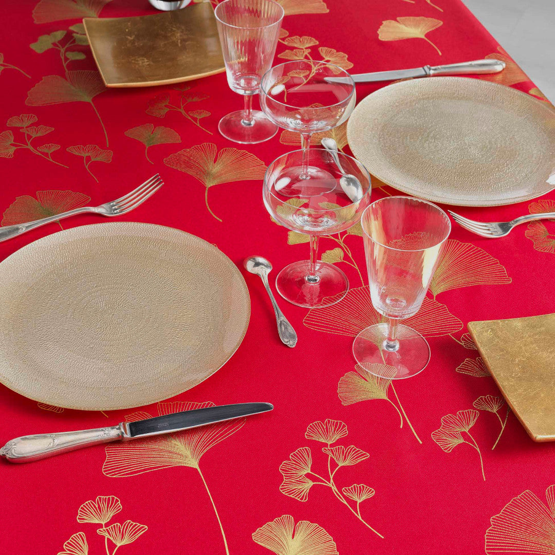 Bloomy Metallic Print - Red/Gold - Juledug med anti-plet, 150 x 240 cm, nærbillede