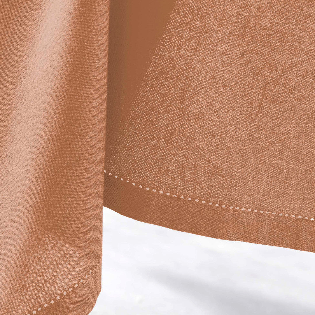 Charline Mocha – Ensfarvet bomuldsdug 140 x 240 cm, nærbillede