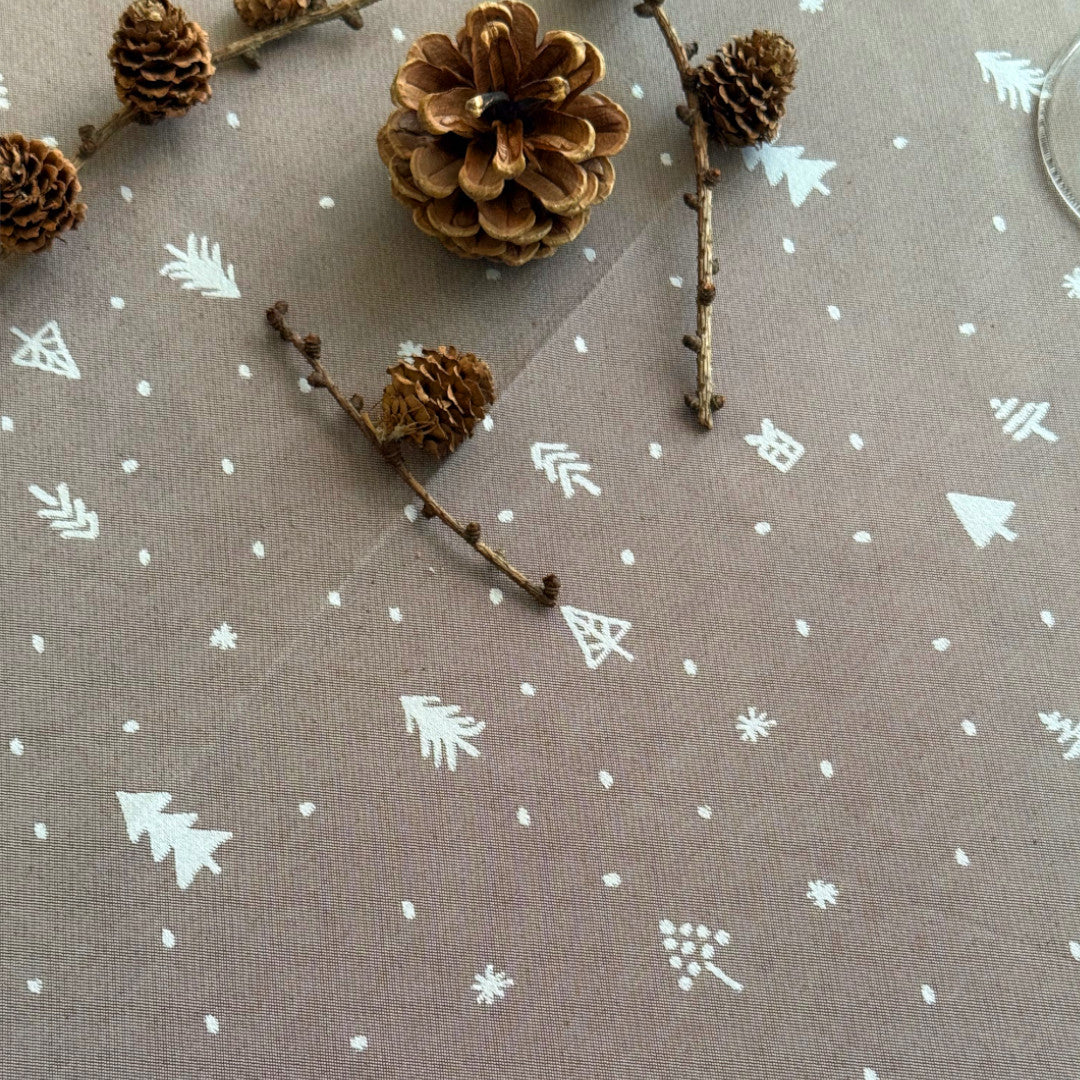 Christmas Carol Natur – Rund damaskvævet juledug Ø 200 cm, mønster