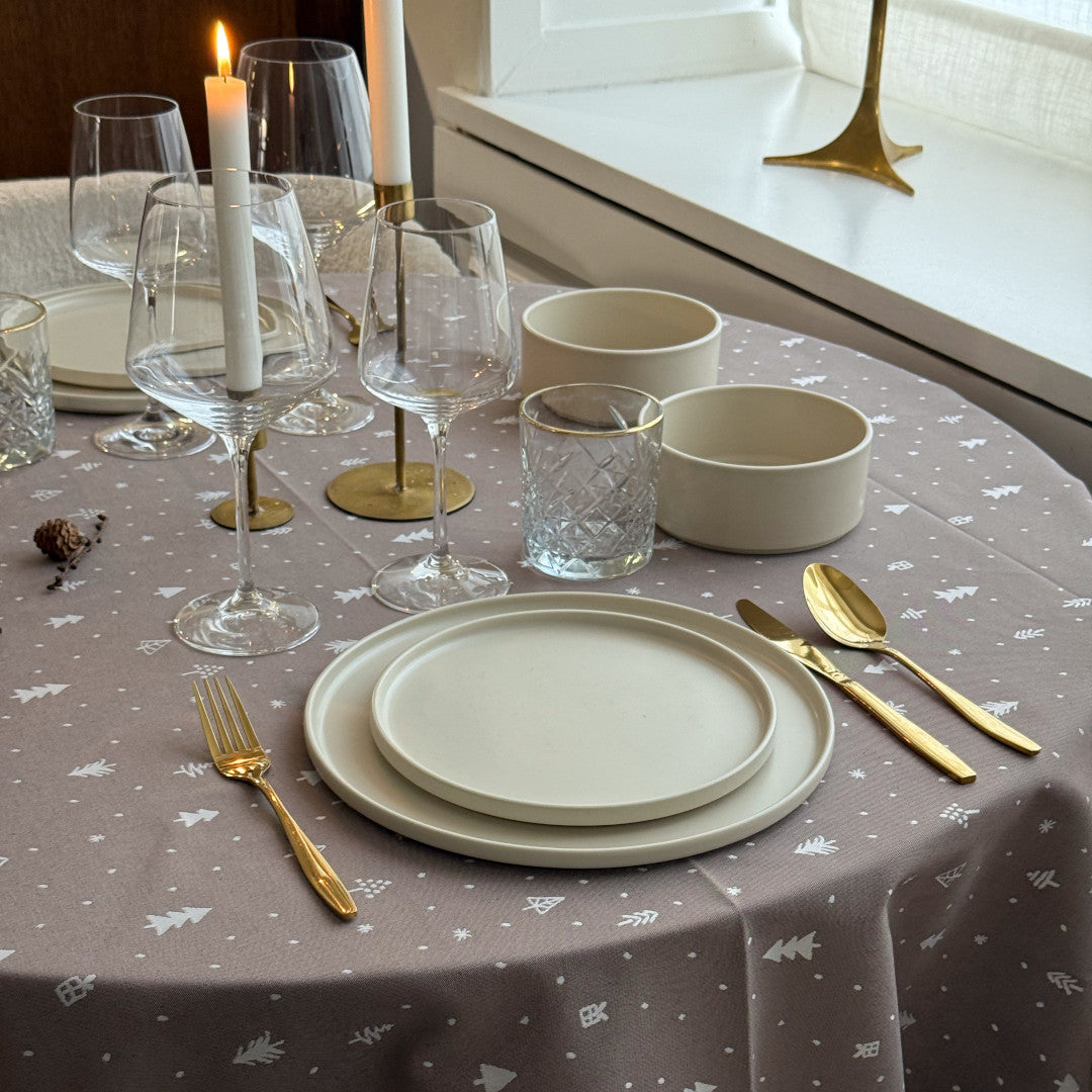 Christmas Carol Natur – Rund damaskvævet juledug Ø 200 cm, opdækning