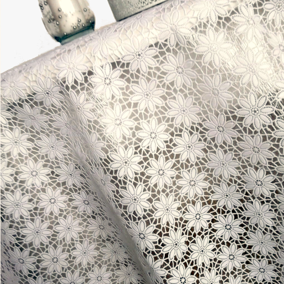 Daisy Lace – Creme blondevoksdug med små blomster, nærbillede