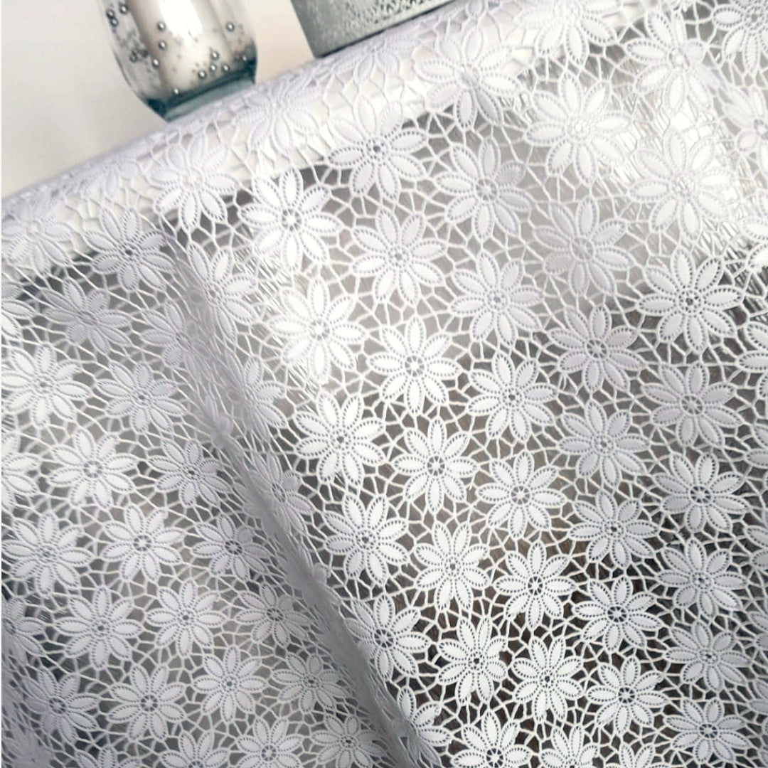 Daisy Lace – Hvid blondevoksdug med små blomster, nærbillede