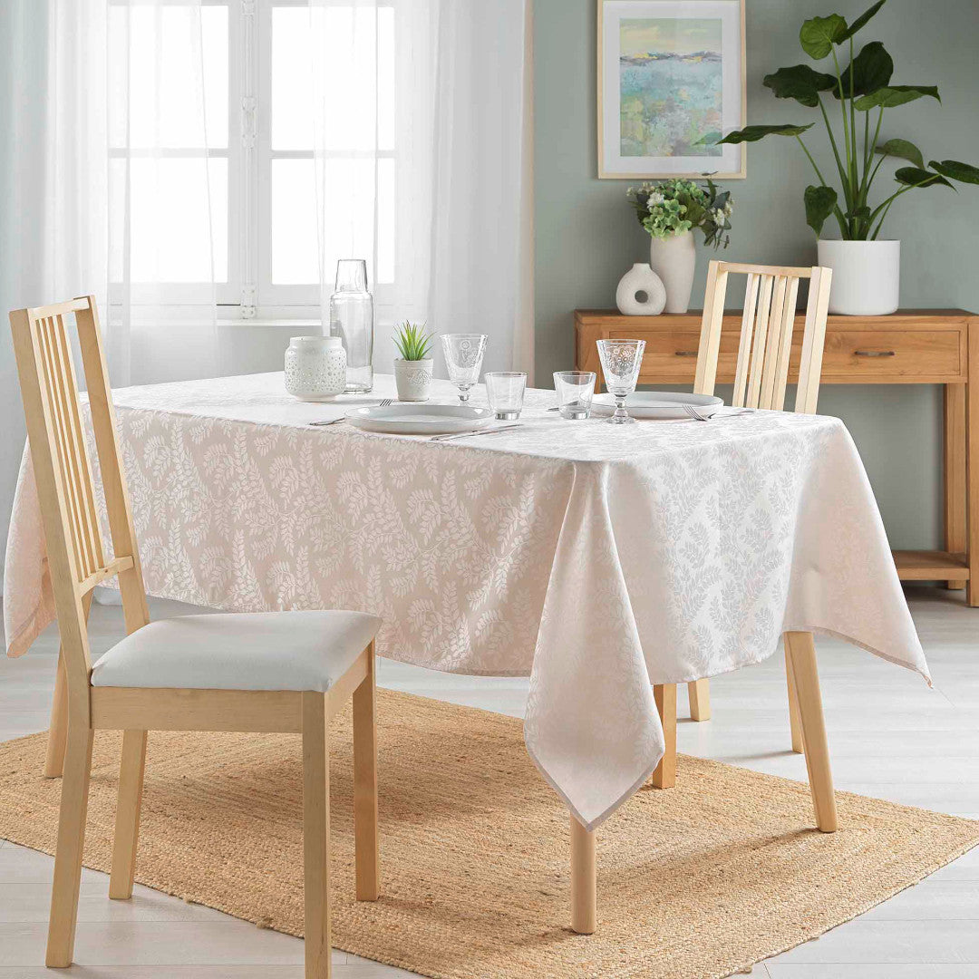 Doriane Natur – Damaskdug med vævet bladmønster – 140 x 240 cm, miljø