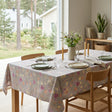 Fiorenza – Akryldug med pastelblomster på grå hørlook, miljø