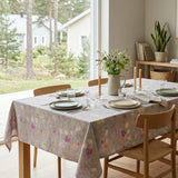 Fiorenza – Akryldug med pastelblomster på grå hørlook, miljø