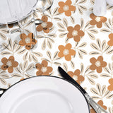 Flory Ochre - Voksdug med blomster i varme okkernuancer, nærbillde