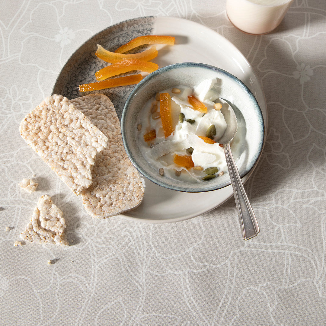Flower Jam Earl Grey – Captain Cook voksdug med diskret blomsterprint, nærbillede