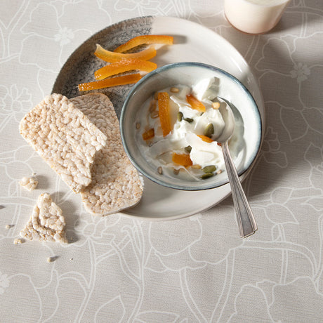 Flower Jam Earl Grey – Captain Cook voksdug med diskret blomsterprint, nærbillede