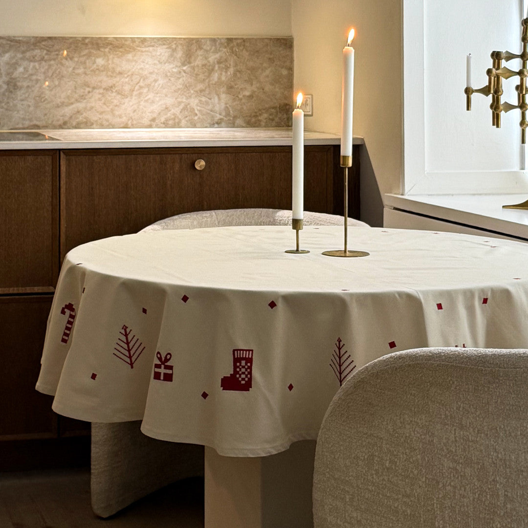 Julia Rød - Broderet juledug/juletræstæppe Ø 140 cm, miljø