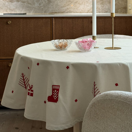 Julia Rød - Broderet juledug/juletræstæppe Ø 140 cm, miljø 1