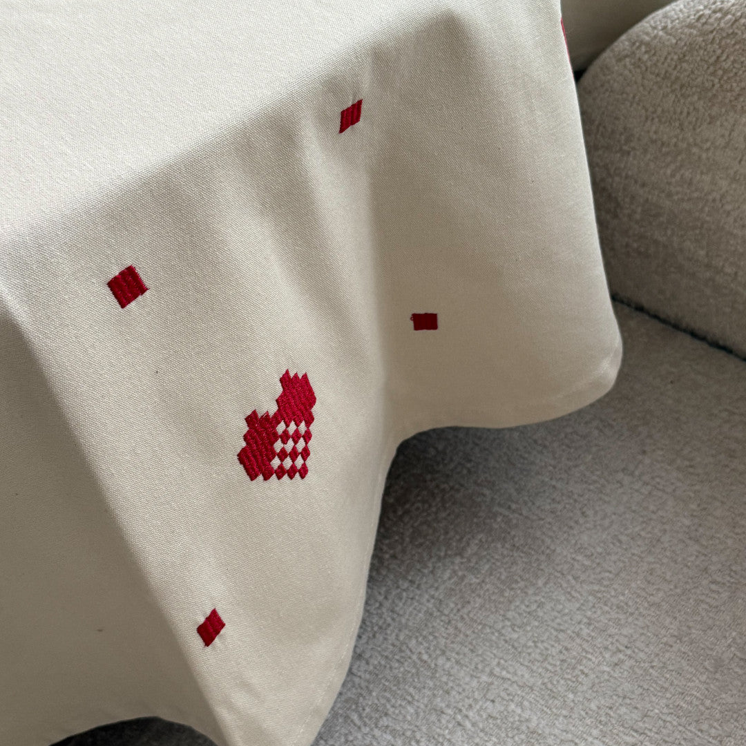 Julia Rød - Broderet juledug/juletræstæppe Ø 140 cm, mønster