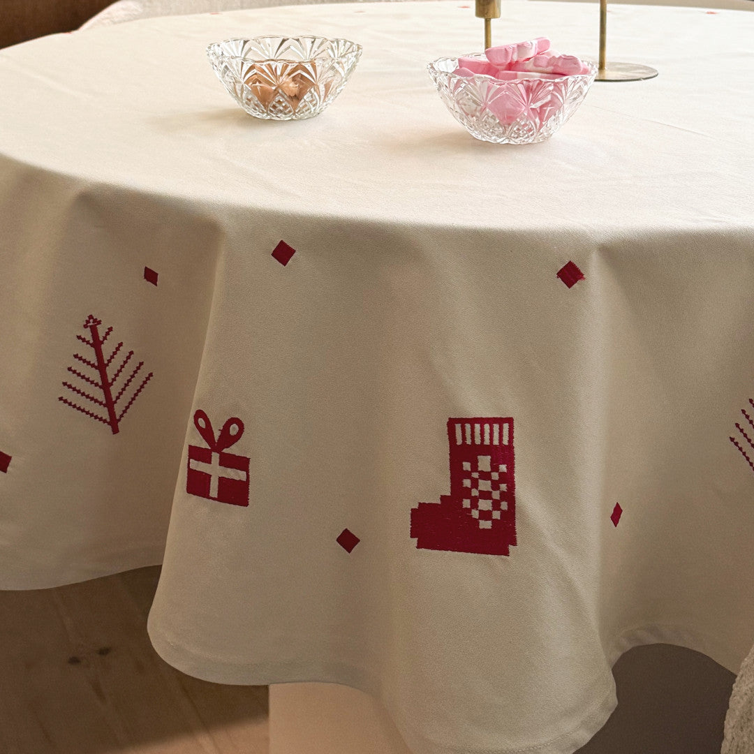 Julia Rød - Broderet juledug/juletræstæppe Ø 140 cm, nærbillede