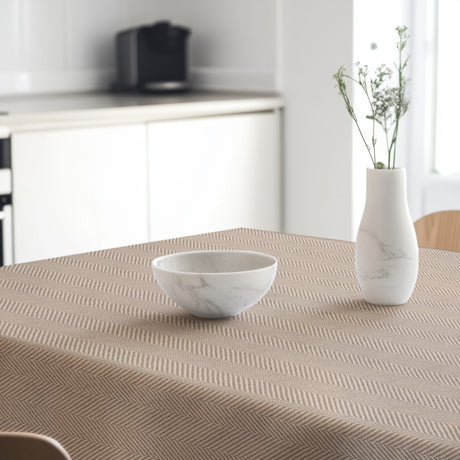 Nagore Beige – Akryldug med klassisk sildebensmønster