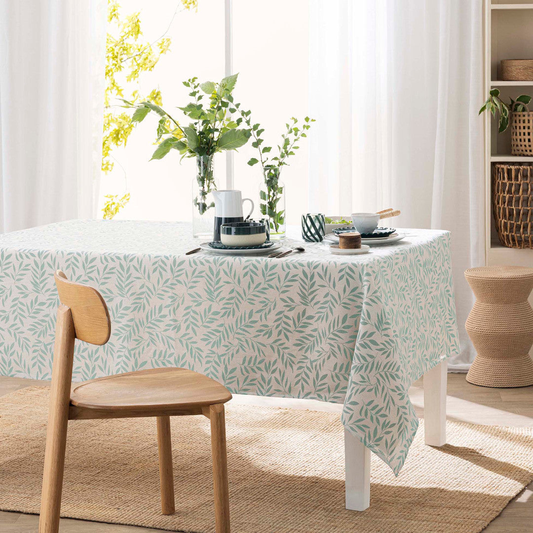 Naya Sauge – Stofdug i hørlook med fint bladmønster – 140 x 240 cm, miljø
