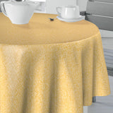 Nordfavn Fine Weave Mustard – Glat rund voksdug med diskret tekstiludtryk