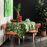 Orkide Dusty Olive – Lola voksdug med blomsterprint, miljø