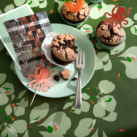 Orkide Dusty Olive – Lola voksdug med blomsterprint, nærbillede