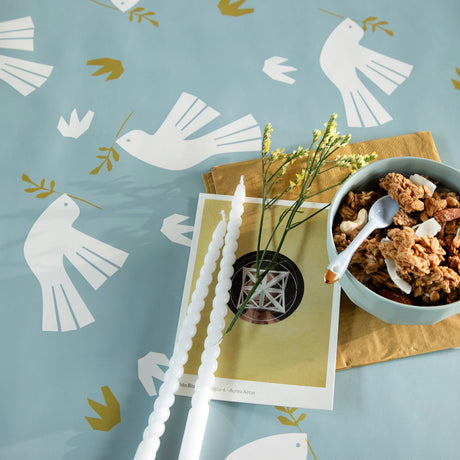 Peace is in the Air Gletsjer – Lola voksdug med grafisk fuglemotiv, nærbillede