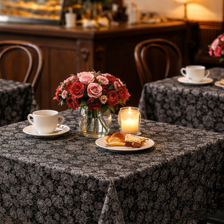 Petite Rose Sort – Blondevoksdug med små roser, cafemiljø