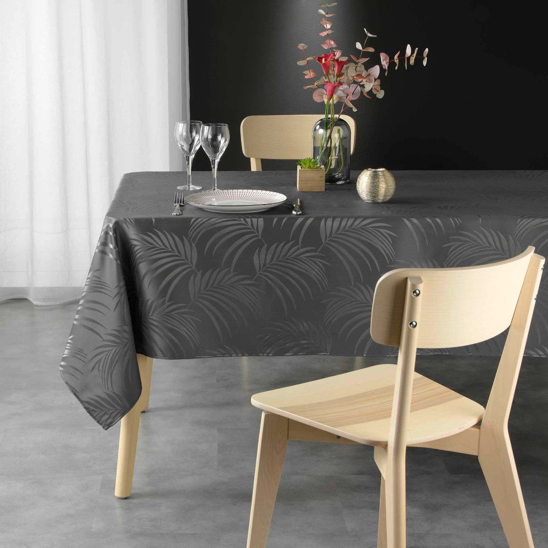 Plumette Charcoal Grey – Damaskdug med vævet palmebladsmønster – 140 x 240 cm, miljø