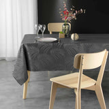 Plumette Charcoal Grey – Damaskdug med vævet palmebladsmønster – 140 x 240 cm, miljø