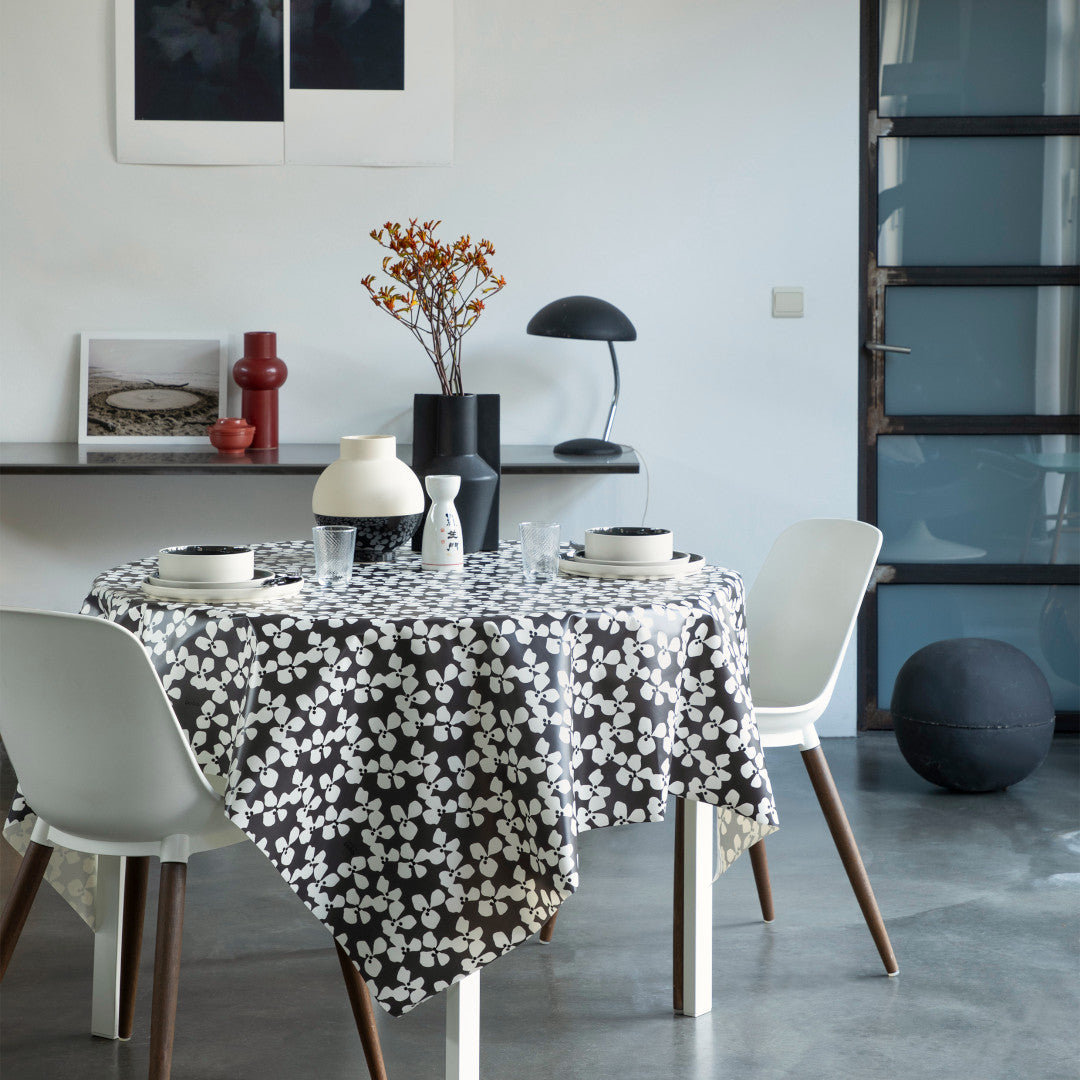 Poppy Graphite - Lola voksdug med grafisk blomsterdesign, miljø