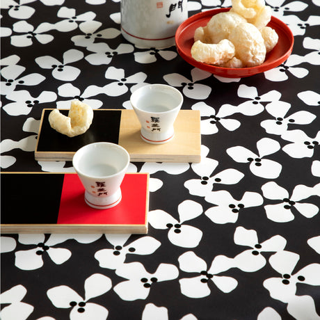 Poppy Graphite - Lola voksdug med grafisk blomsterdesign, nærbillede