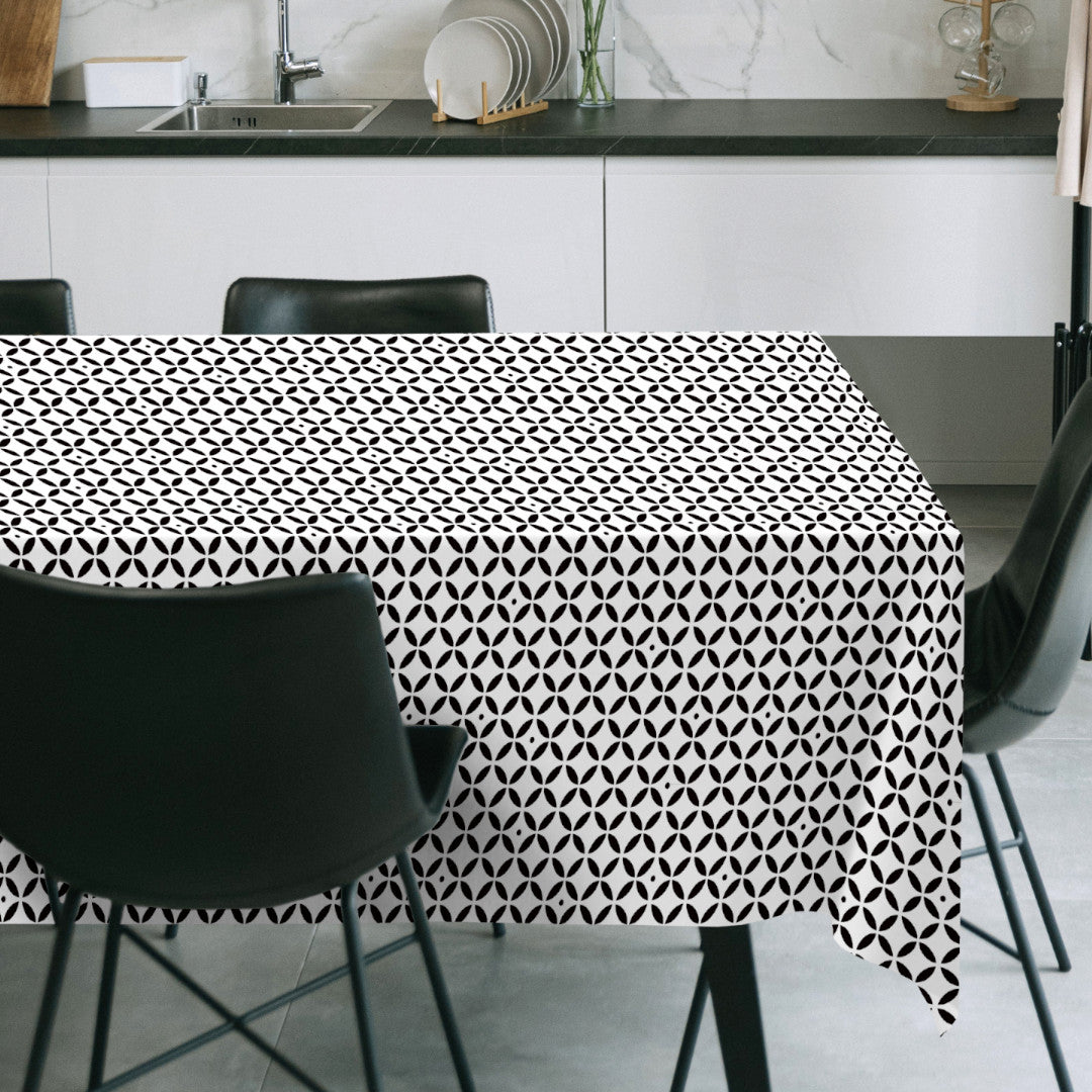 Raipur Black – Moderne sort/hvid voksdug med grafisk mønster