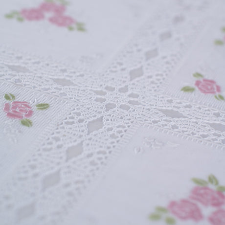 Blondevoksdug, blondedug med rose i kvadrater - Hvid/pink, nærbillede