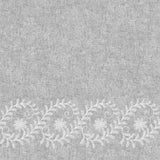 Silva Grå – Grå voksdug med elegant ornamentbort, mønster