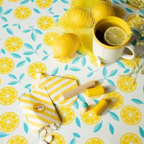 Slice Me Up Limonata – Captain Cook voksdug med grafisk citrusprint, nærbillede