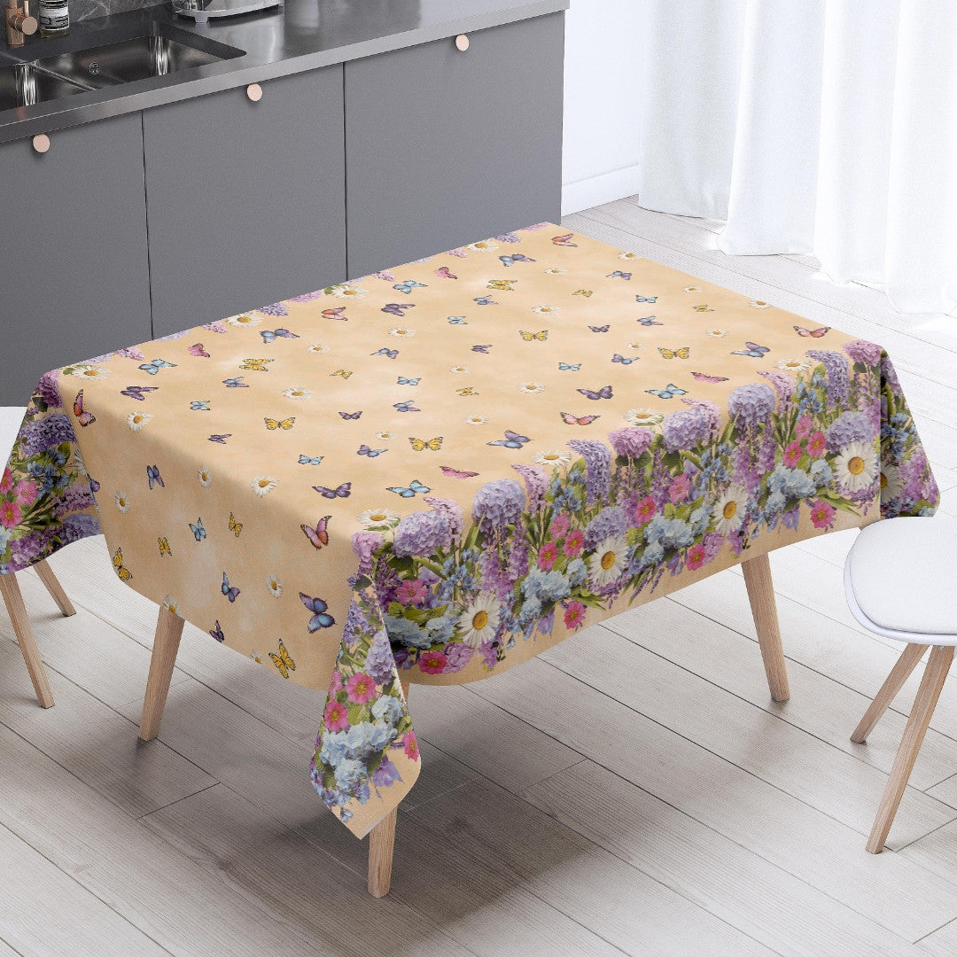 Sommereng Beige – Voksdug med blomster og sommerfugle, miljø