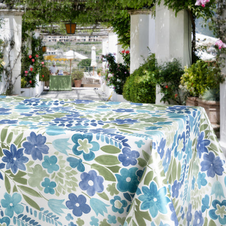 Sommerflor Blå – Voksdug med farverigt blomstermønster, miljø