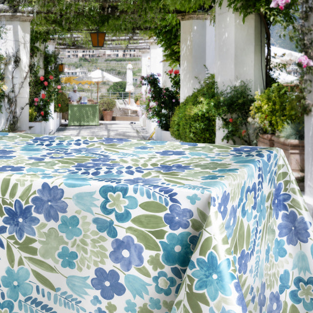 Sommerflor Blå – Voksdug med farverigt blomstermønster, miljø