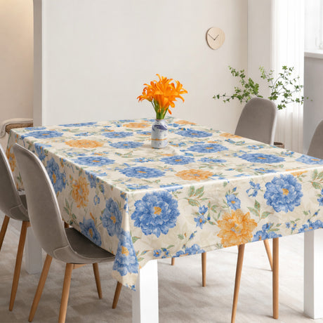 Sommerflora Beige – Voksdug med blå og gyldne blomster, miljø