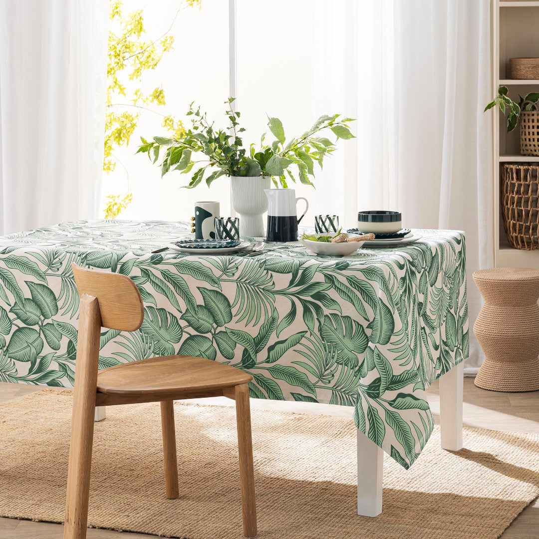Stilys Sauge – Stofdug i hørlook med botanisk bladmønster – 140 x 240 cm, miljø