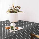 Top Dots Grey - Mørk grå voksdug med hvide prikker, miljø