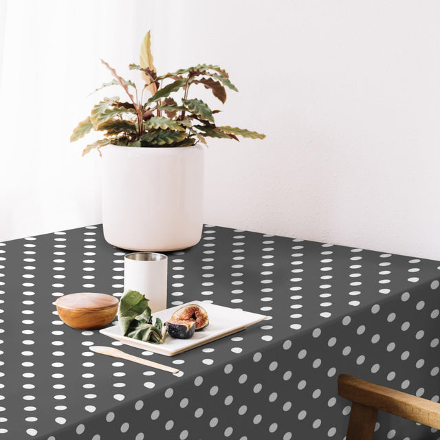 Top Dots Grey - Mørk grå voksdug med hvide prikker, miljø